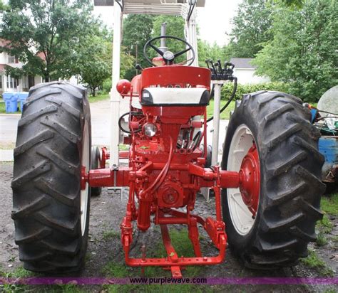 International Farmall 560 tractor with loader in Tonganoxie, KS | Item 5075 sold | Purple Wave