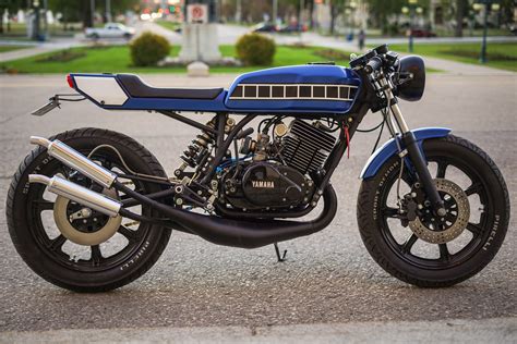 Lightweight Monster: Yamaha RD400 Café Racer – BikeBound