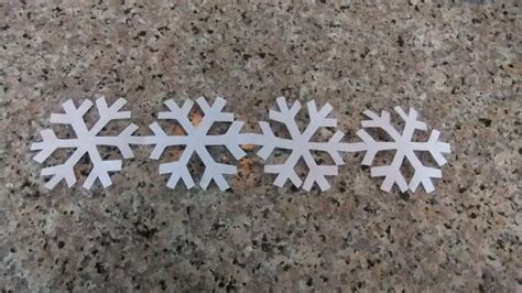 Cut Christmas paper chain Christmas Paper Chains, Diy Christmas Paper, Christmas Snowflakes ...