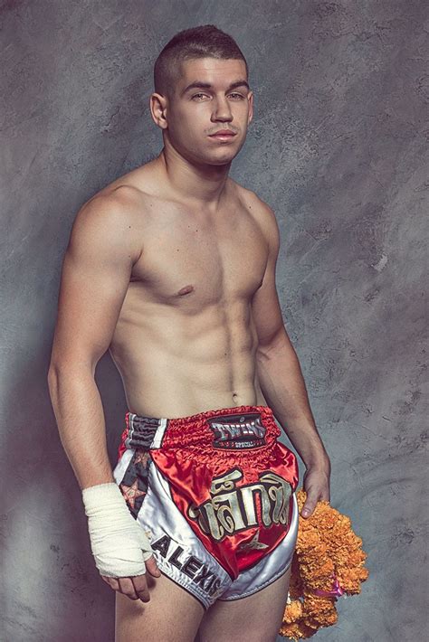 Striking Photos Of Muay Thai Boxers Capture The Softer Side Of ...