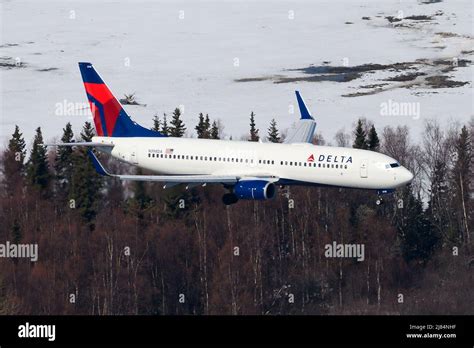 Aircraft 737 of Delta Airlines arriving seen from above. Delta Airlines ...