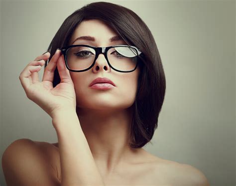 8 Cute Things that Shy Girls with Glasses Do | Great Love