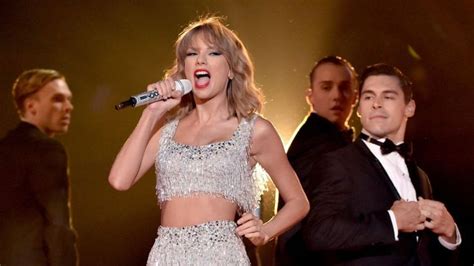 Taylor Swift Goes Retro With Adorable Old-Timey VMA Performance | Vma performance, Taylor swift ...