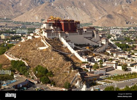 Potala Palace in Lhasa, Tibet Stock Photo - Alamy