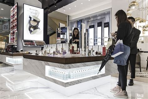 Estée Lauder (EL) Lowers Outlook on China, Asia Travel Weakness - Bloomberg