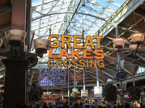 Great Lakes Crossing | A shot of the food court and "Great L… | Flickr