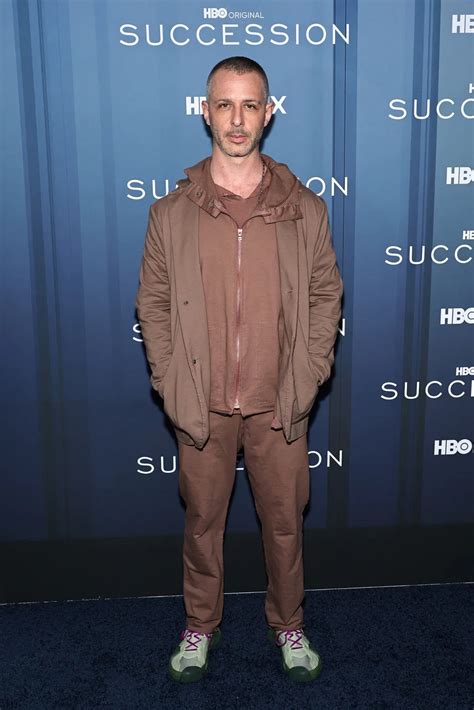 jeremy-strong-succession-season-4-premiere-red-carpet - Viste la Calle