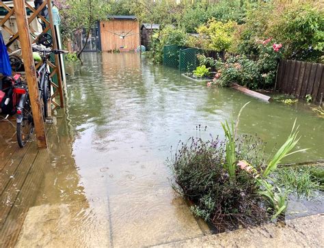 Oxford flooding: Gardens fill up with raw sewage after rain - BBC News