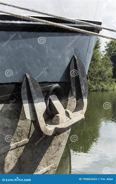 Anclaje Del Barco Fijado Al Casco Foto de archivo - Imagen de viejo ...