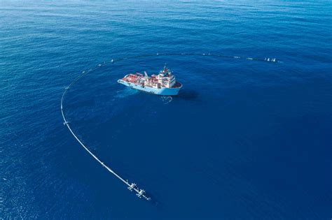 Structural Issue Forces U-Shaped Ocean Cleanup System to Leave Great Pacific Garbage Patch, But ...