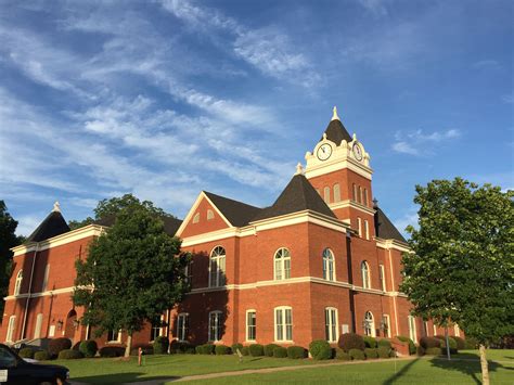 Beautiful Twiggs County Courthouse in Jeffersonville