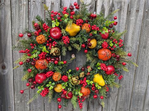 Christmas Wreath - Williamsburg Style Christmas Wreath with Fruit and ...