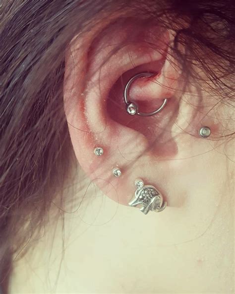 Ear Lobe Piercing [50 Ideas]: Pain Level, Healing Time, Cost, Experience - Piercee