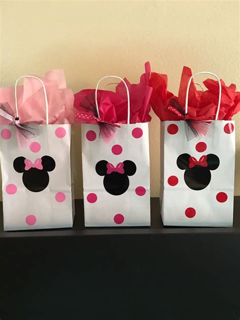 Minnie Mouse party favor bags by DivineGlitters on Etsy