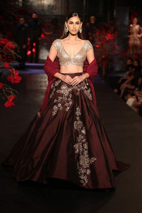 Manish Malhotra Autumn Winter 2015 Couture Fashion Show: Runway Review