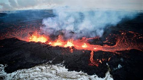 Iceland volcano live video: Eruption weakens but experts warn new vents may open - BBC News