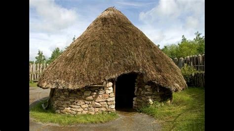 Why Celtic Houses Were Round | Maisons naturelles, Vacances de reve ...