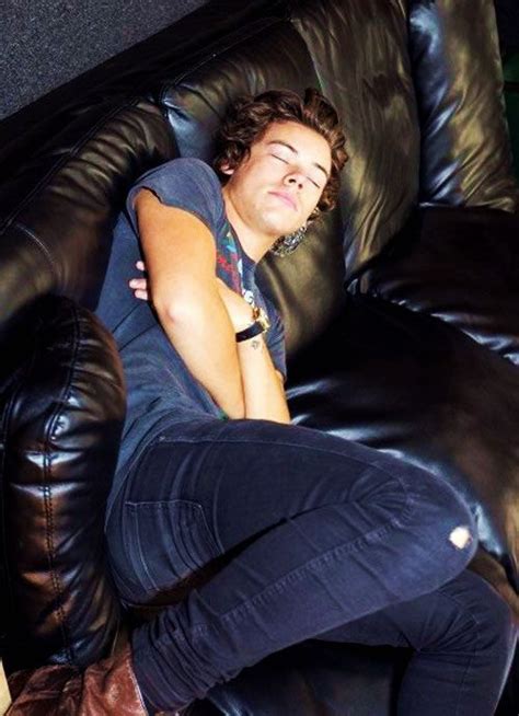 Cute … | Harry styles sleeping, Harry styles singing, Harry styles face