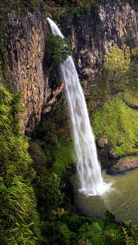 Bridal Veil Falls (Wairēinga) plunge waterfall along the Pakoka River, Waikato, New Zealand ...