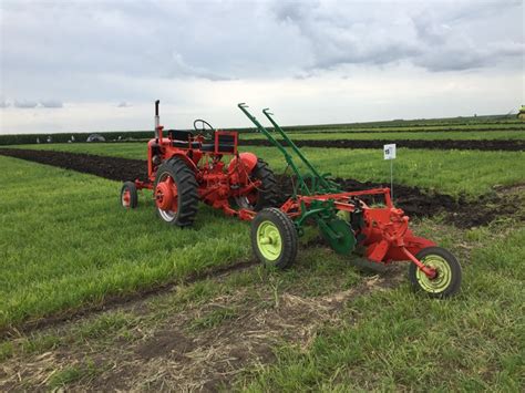 Case Plowing Duo - Yesterday's Tractors