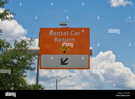 Overhead direction signs hi-res stock photography and images - Alamy