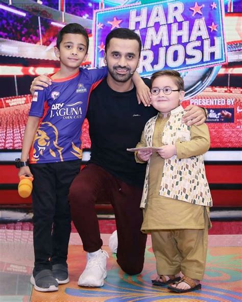 25 Adorable Family Pictures Of Waseem Badami – 24/7 News - What is ...