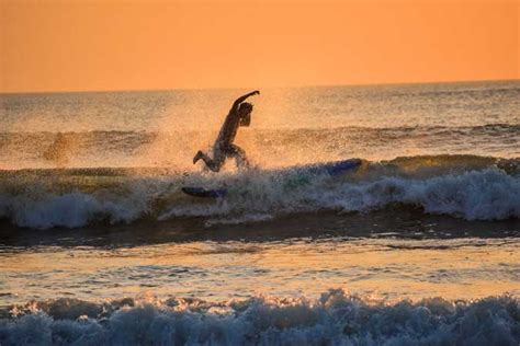 Hikkaduwa beach Party - Things to do Sri Lanka - Travellerhints.com