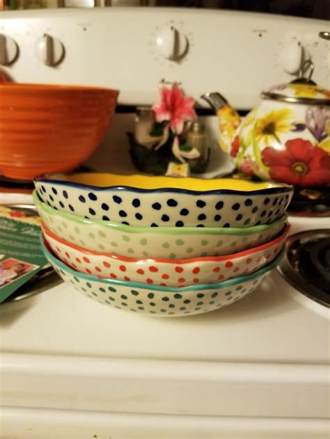 LOVE THE POLKA DOTS ON OUTSIDE SOUP BOWLS, PIONEER WOMAN | Pioneer woman, Bowl, Soup bowl