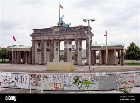 Brandenburg gate 1987 hi-res stock photography and images - Alamy