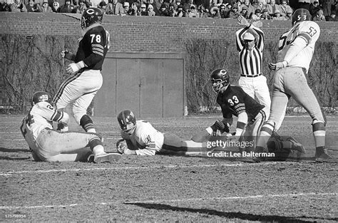 Chicago Bears Larry Morris in action, tackle vs New York Giants QB ...