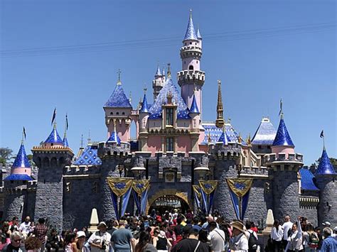 Disneyland Resort - Wikipedia