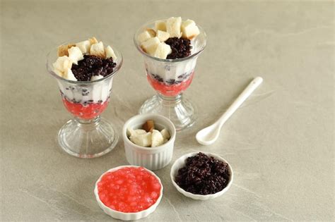 Premium Photo | Es podeng, traditional dessert of coconut ice cream ...