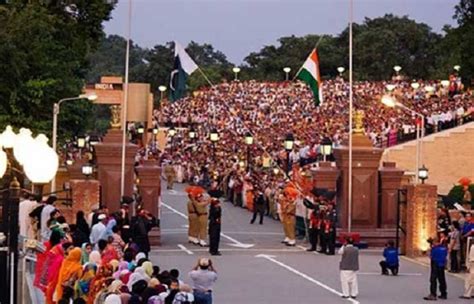 Emotions run high on flag-lowering ceremony at Wagha Border - SUCH TV