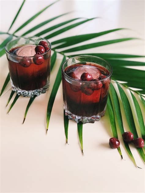 How to Make Cherry Rum and Coke Cocktail | Besos, Alina