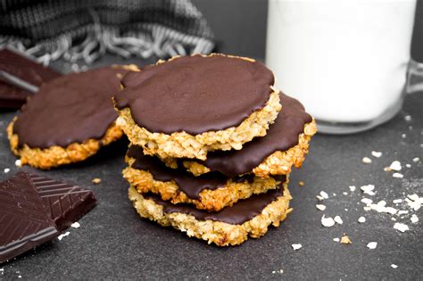 Healthy Dark Chocolate Hobnobs - Hannah & Fitness