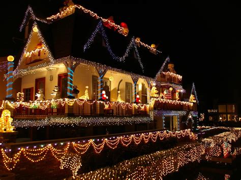 The Best Tips for Putting Up Outdoor Christmas Lights | Reader's Digest