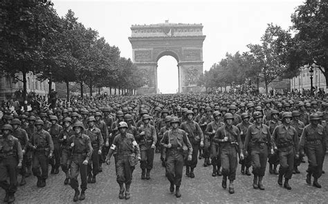 Liberation of Paris 1944 : r/wwiipics