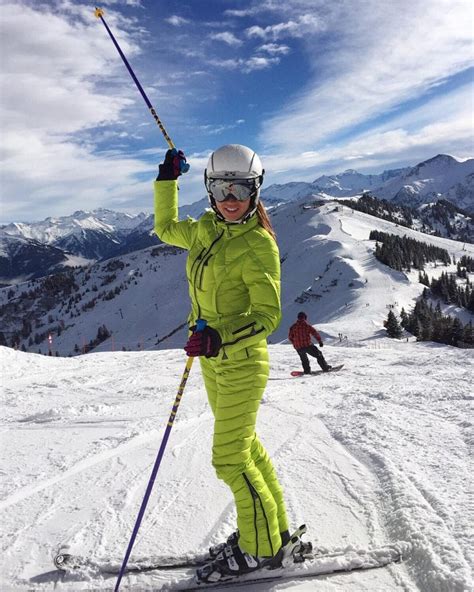 33 Cutest Ski Outfits To Look Stylish On The Slopes This Winter - Hello ...