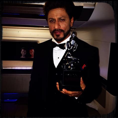 Pooja Dadlani on Twitter: "@iamsrk wins Best Actor at Life Ok Screen Awards.. Moment of pride ...