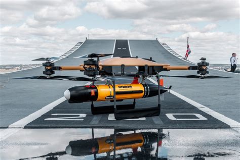 一支现代无人机编队访问了英国新航空母舰的飞行甲板