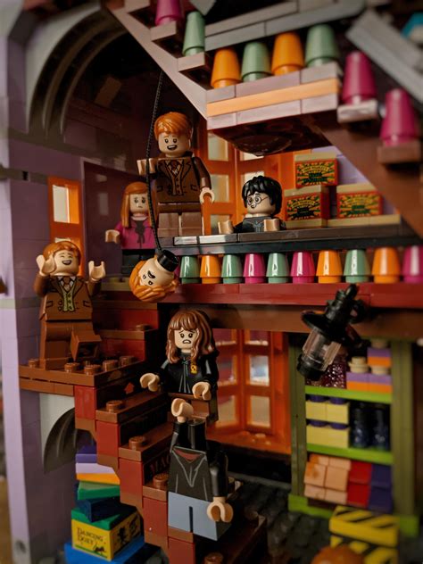 Did this Fun Scene inside Weasley's Wizard Wheezes 😂 Poor Ron... : lego