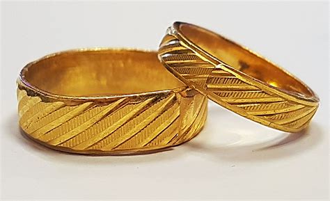 !!STOLEN!! 24 Carat Yellow Gold Wedding Band Set - Cash Express Repair Centre