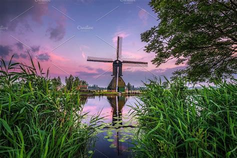 Old dutch windmill at sunset in Kinderdijk, Netherlands | Dutch ...