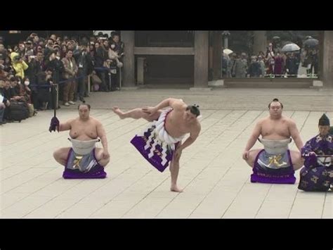 Sumo wrestlers perform traditional New Year's ceremony - YouTube