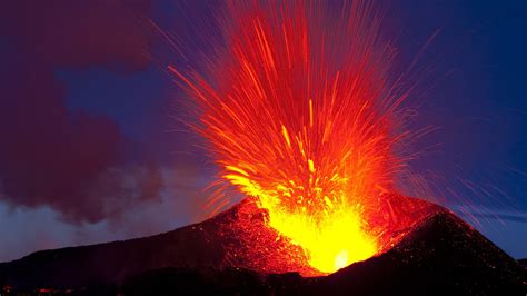 The explosion of lava on the volcano wallpapers and images - wallpapers ...