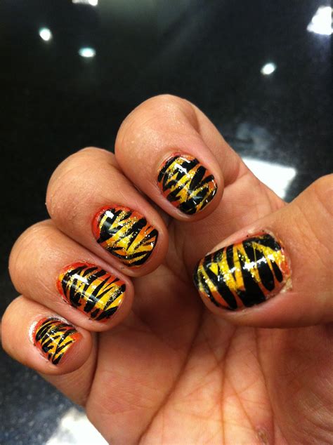 Tiger stripe nails