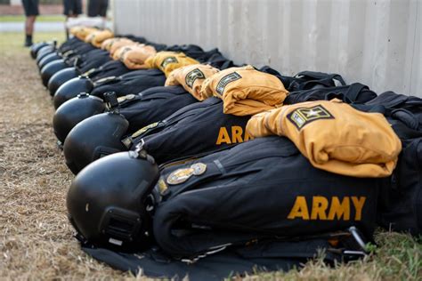 Photo essay: U.S. Army Parachute Team ‘Golden Knights’ - The Miami Hurricane