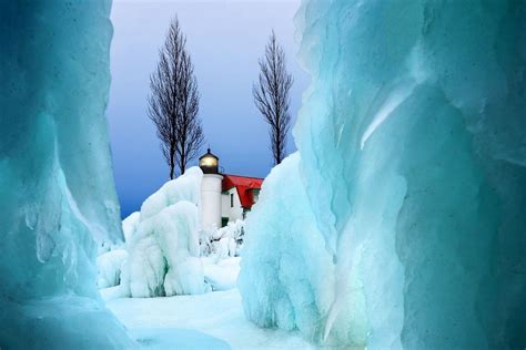 25 awe-inspiring photos of Michigan lighthouses in winter - mlive.com