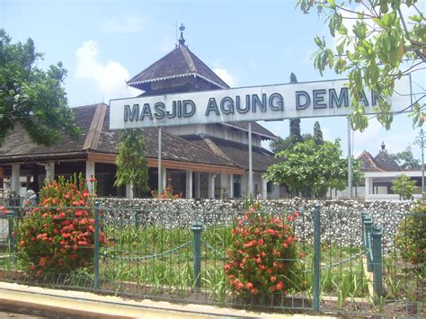 Masjid Agung Demak : Bangunan Sejarah Lintas Jaman Tak Terlupakan ...