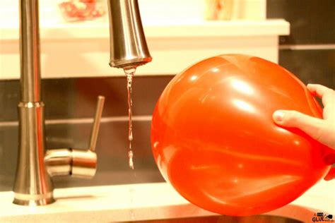 Balloon And Water Static Electricity Experiment - kessyfanfics